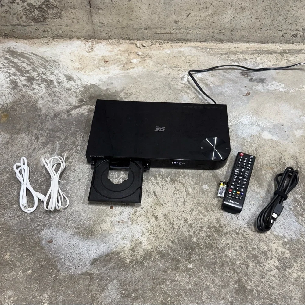 Samsung BD-F5900 3D Wi-Fi HDMI Blu-ray Disc Player w/ Accessories